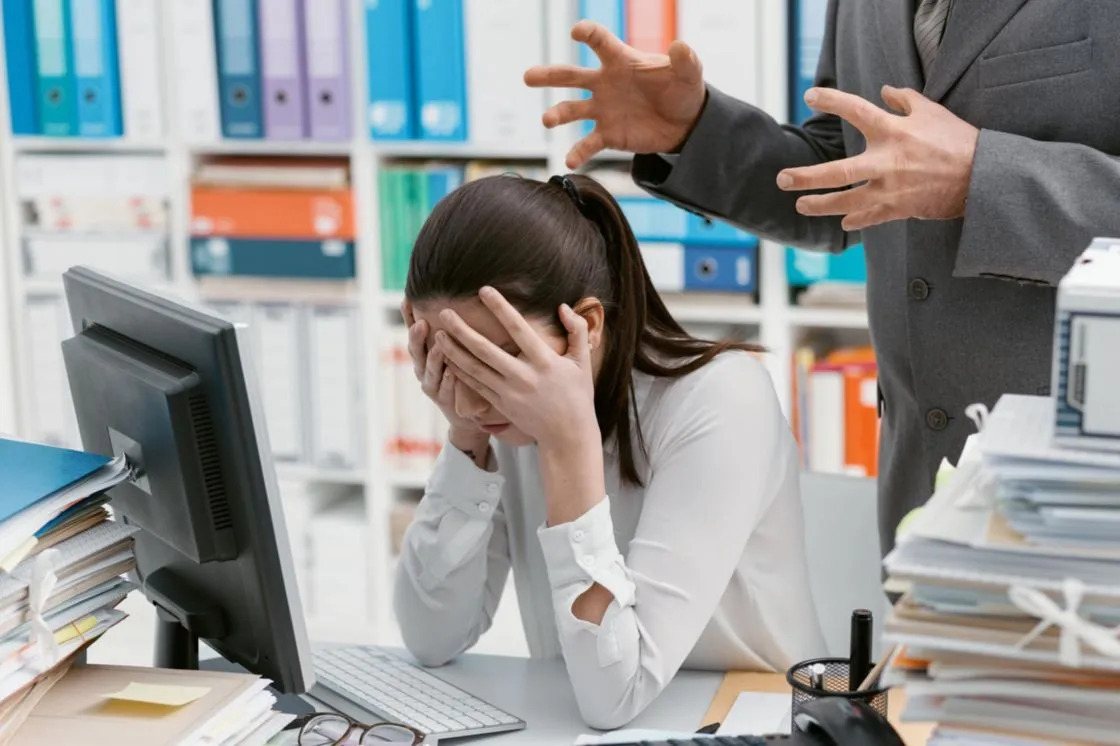 Mujeres, las que más padecen hostigamiento laboral