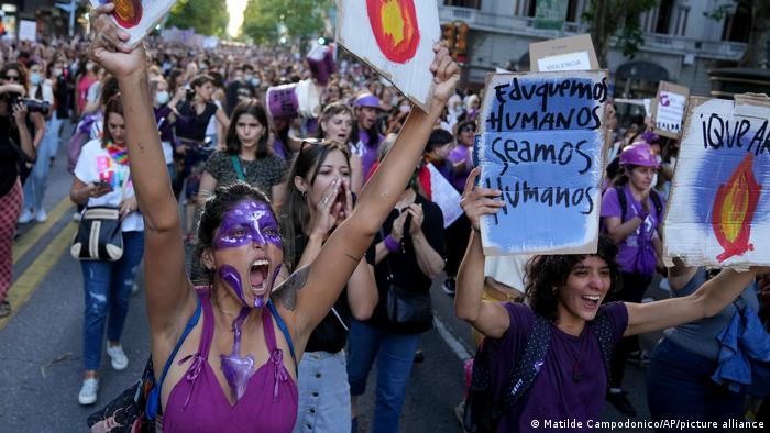 Mujeres gritaron «Ni una menos» en Uruguay