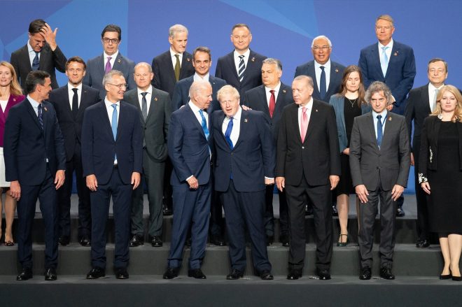 La imagen de la cumbre de la OTAN que evidencia la falta de mujeres en puestos de liderazgo: «Queda un trecho para la igualdad»