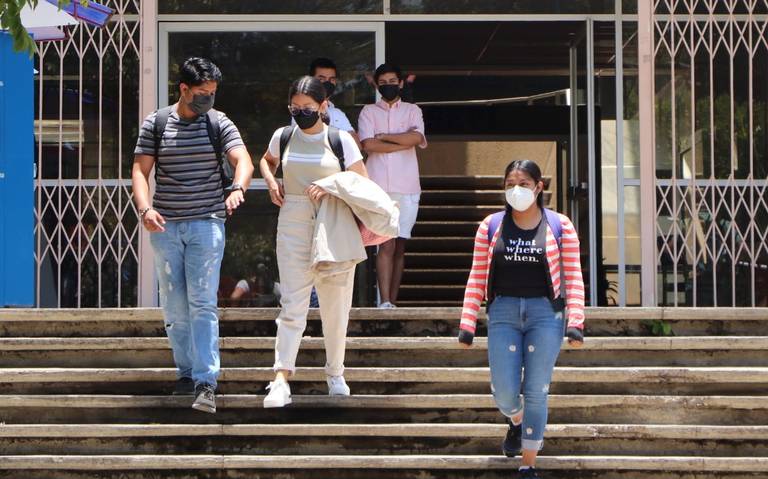 Mujeres se preparan más, pero ganan menos