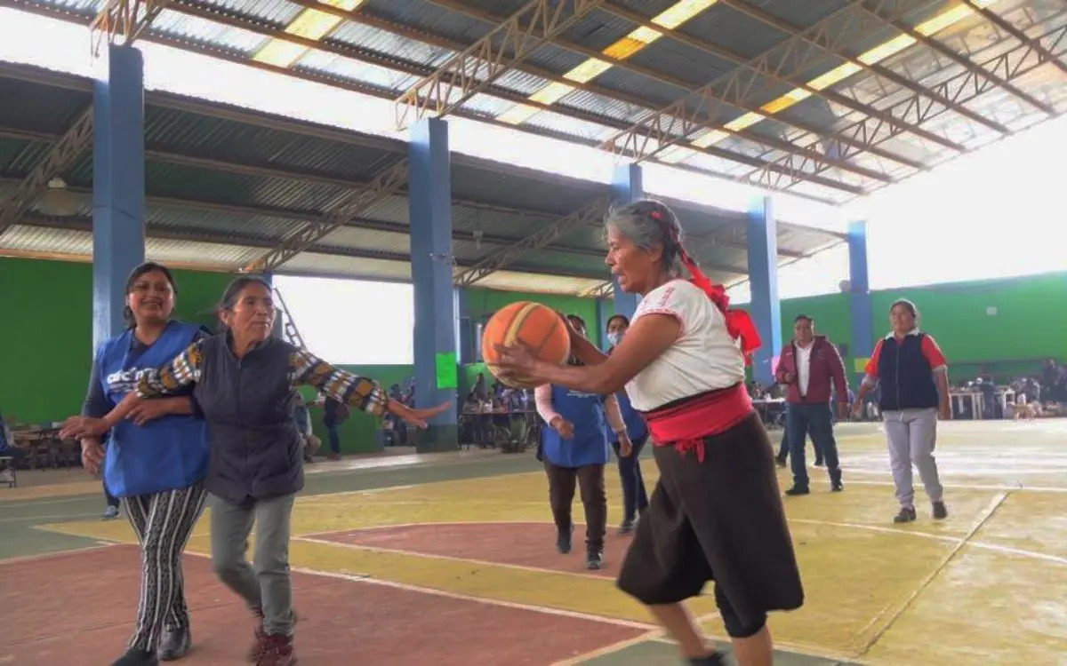 Abuelita mixteca rompe estereotipos en TikTok: juega basquetbol, es artesana y cultiva maíz