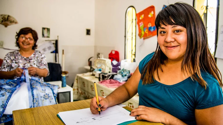 Mujeres que crean mundos: el emprendimiento femenino como clave para la transformación regional