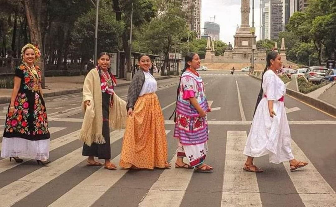 Ésta es la historia de la foto que retrató a mujeres de Oaxaca en Reforma, al estilo de The Beatles