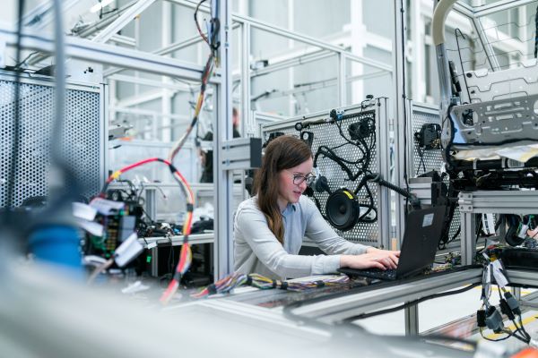 ¿Cómo atraer más mujeres a la tecnología y alentarlas hacia el liderazgo?