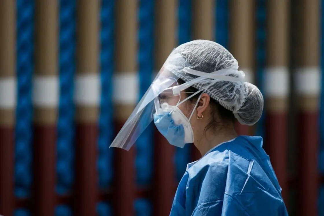 Mujeres en el sector salud: Son mayoría, pero ganan 24% menos que los hombres