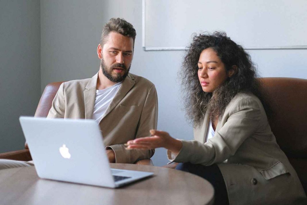 Crece violencia laboral hacia las mujeres en 44%