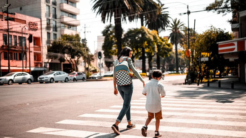 Así están cambiando algunas ciudades para ser más seguras para las mujeres