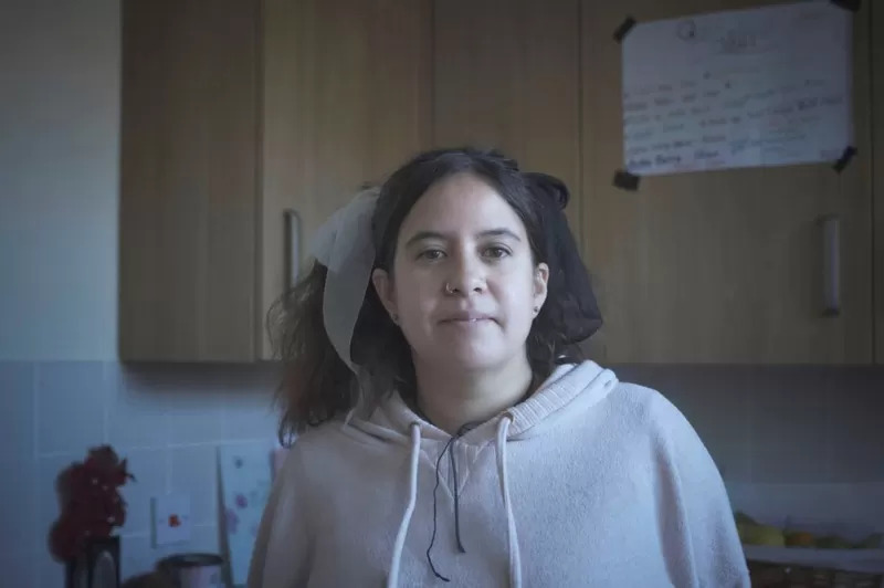 «El día que solo tengo un trabajo lo considero mi día libre»: la madre soltera inglesa que necesita 5 trabajos para sobrevivir