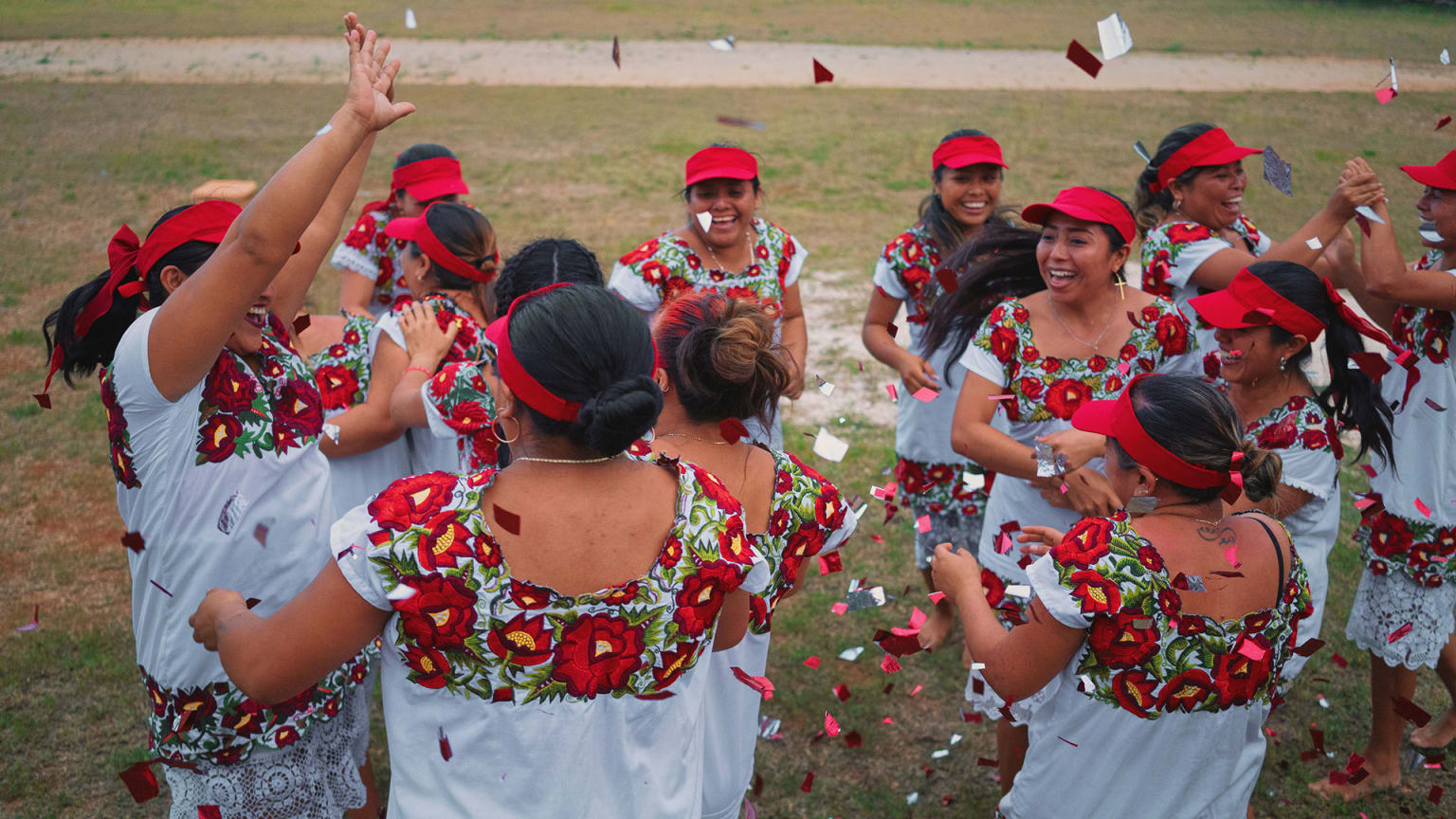 Equipo de sóftbol de mujeres maya desafía las normas de género