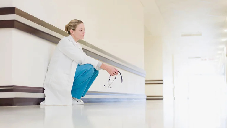 “Escaleras rotas”: cuáles son los obstáculos que encuentran las mujeres en el sistema de salud