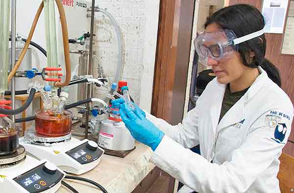 Mujeres, cada vez con mayor presencia en la Química