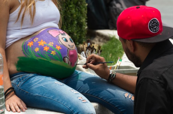 México sube en embarazo adolescente y recorta apoyos a mujeres en esa situación
