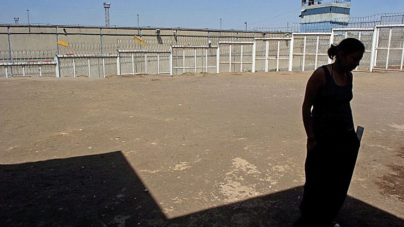 Mujeres contra las rejas