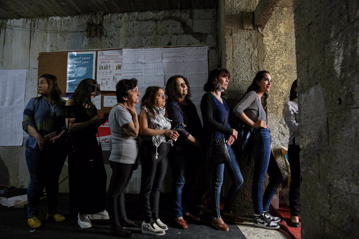 Decenas de mujeres exigen ante el Parlamento libanés sentencias más duras contra los agresores sexuales
