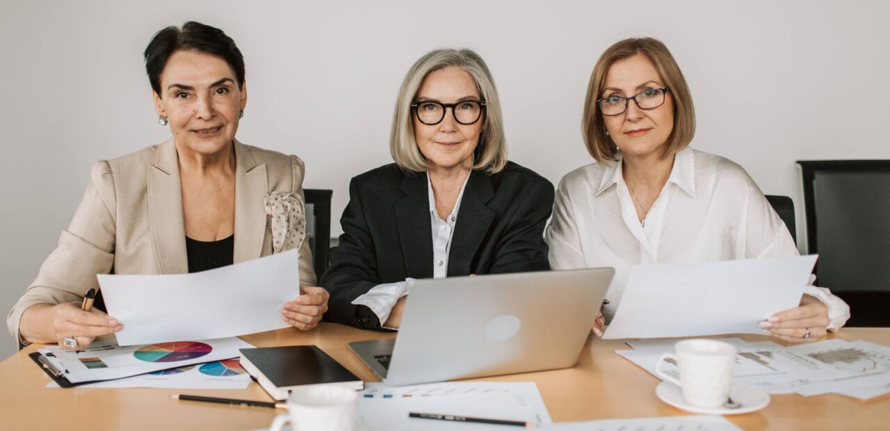 A medida que las mujeres envejecen son vistas como menos ‘agradables’ que los hombres en sus empleos, muestra un nuevo estudio