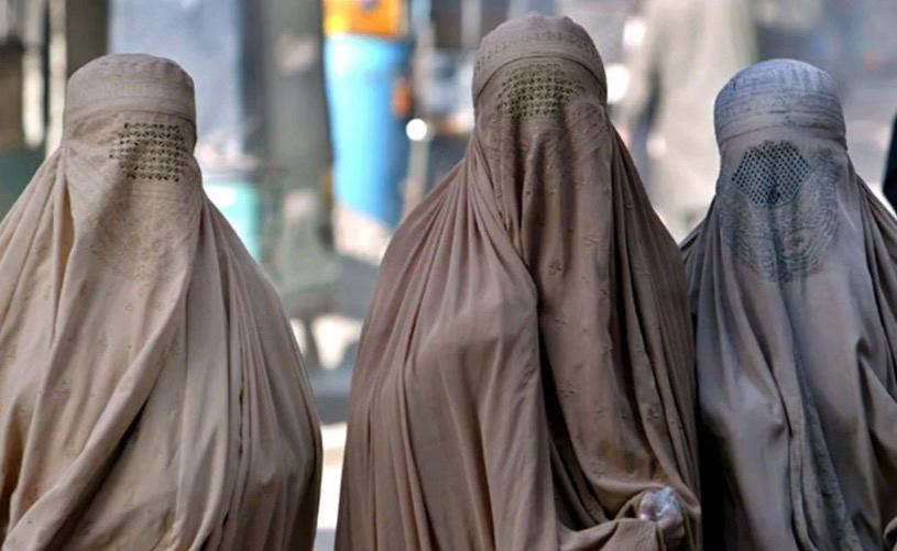Talibanes imponen nuevas restricciones y prohíben a mujeres acudir a gimnasios y parques