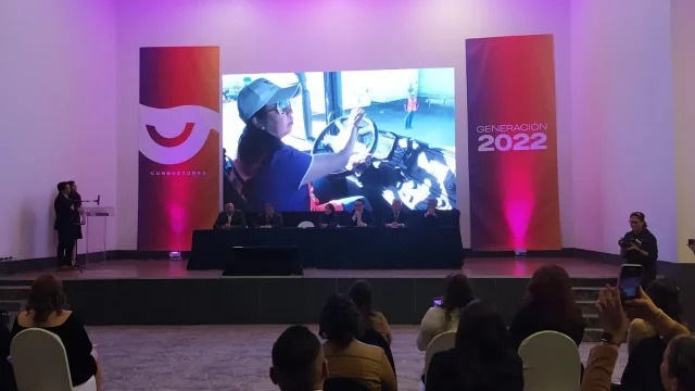 Mujeres llegan a la conducción de tractocamiones; encaran inseguridad y prejuicios