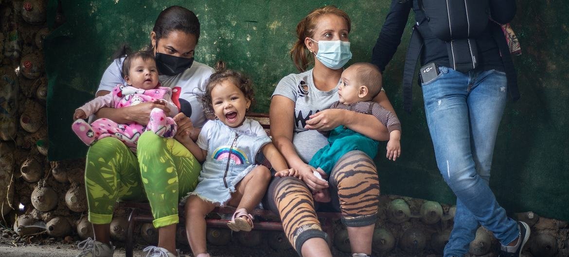 Las mujeres latinoamericanas desplazadas corren un alto riesgo de violencia de género, advierte ACNUR