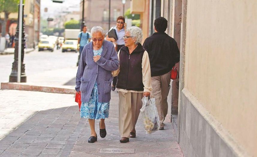 Mujeres pueden tener pensiones hasta 40% menores que los hombres tras su retiro: Consar
