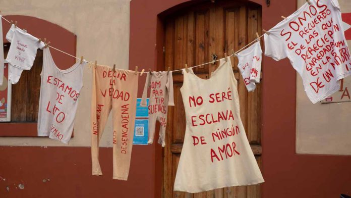 Las calles y los hogares, lugares de riesgo para las mujeres
