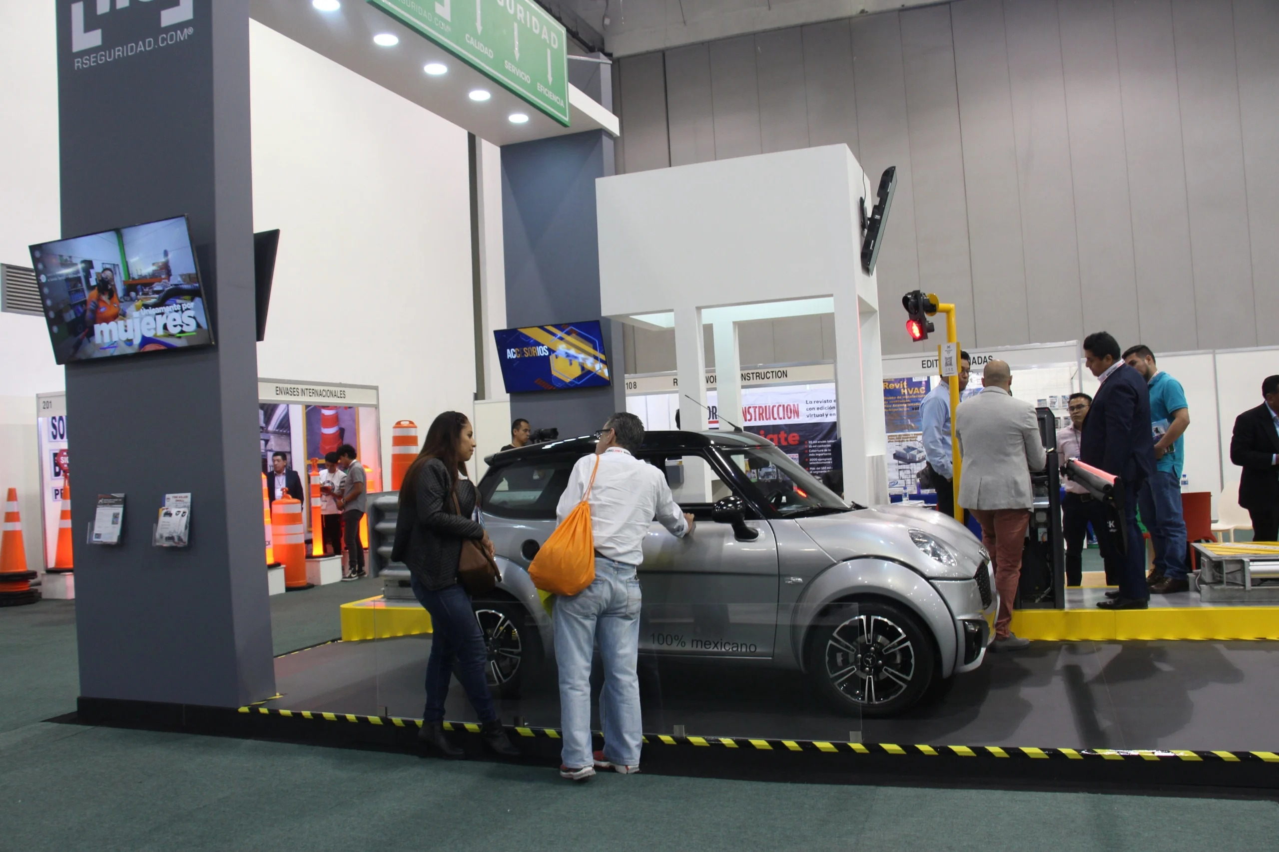 Este es Zacua, coche eléctrico creado por mujeres mexicanas