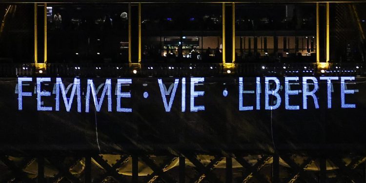 La Torre Eiffel luce el eslogan de protestas de mujeres iraníes