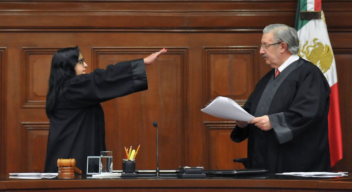 Las mujeres que rompen el techo de cristal del poder judicial en Latinoamérica
