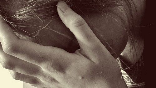 Mujeres, más propensas a ser víctimas de sextorsión a cambio de servicios públicos
