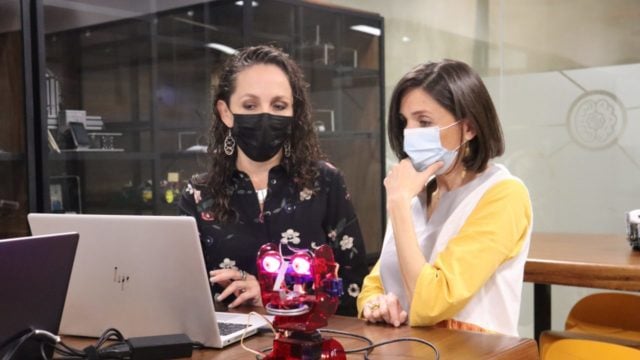 Mujeres representan 52% de los inscritos en cursos en línea