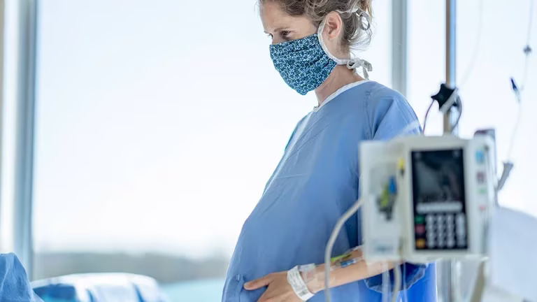 Cuál es el impacto del COVID en las mujeres embarazadas y sus bebés, según un estudio científico en 12 países