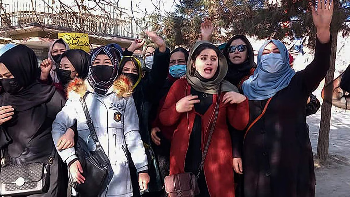 Talibanes acosan a universitarias afganas en sus casas para forzarlas al matrimonio: “Tiraron a mi padre como a un animal”