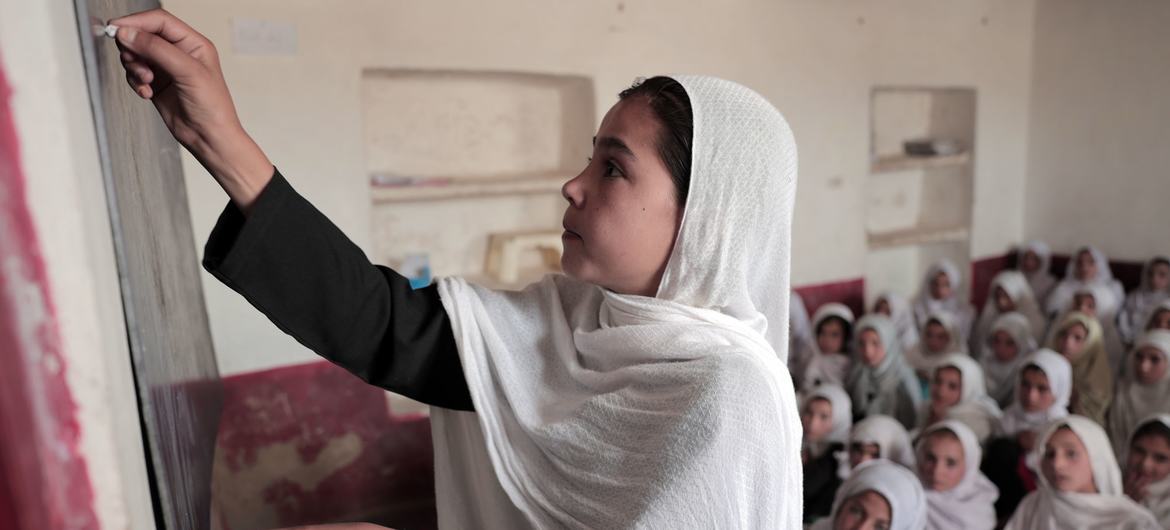 Las mujeres y niñas afganas, en el centro del Día Internacional de la Educación