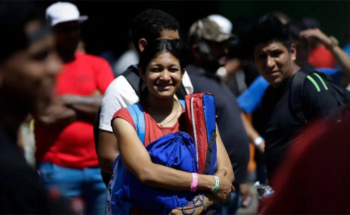 Mujeres representan 58 % de la migración hondureña, señala estudio que concluye son doblemente vulnerables