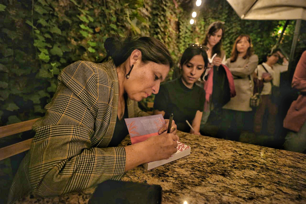 Quisiera que este libro sea un abrazo para quienes han criado en soledad: Daniela Rea