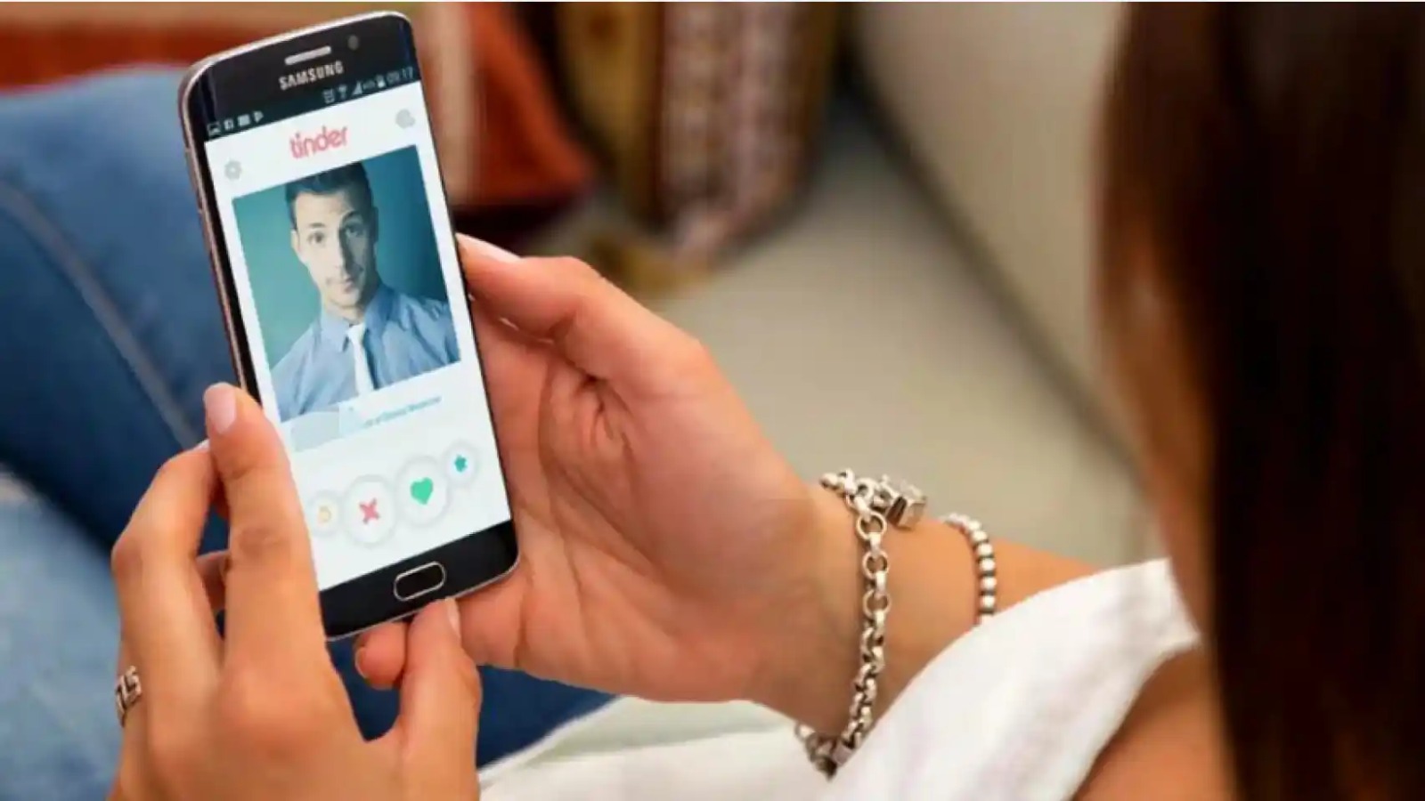 Dos de cada 10 mujeres que quedaron con hombres a través de Tinder fueron violadas