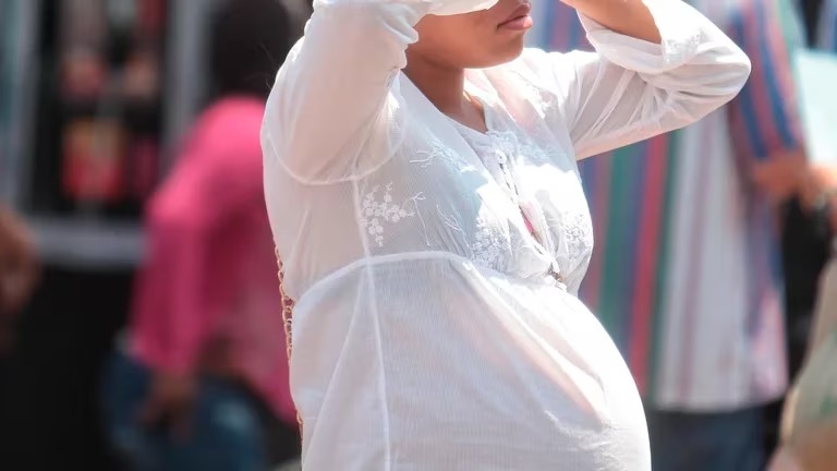 Ley del IMSS da nuevos beneficios a mujeres embarazadas, ¿cuáles son?