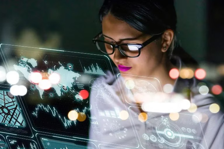 Cómo se capacitan las mujeres latinas en tecnología