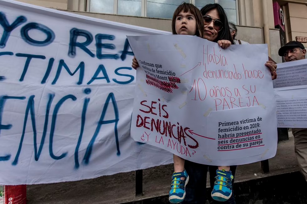 Los hijos de las víctimas de feminicidios en Chile tendrán una pensión permanente hasta los 18 años