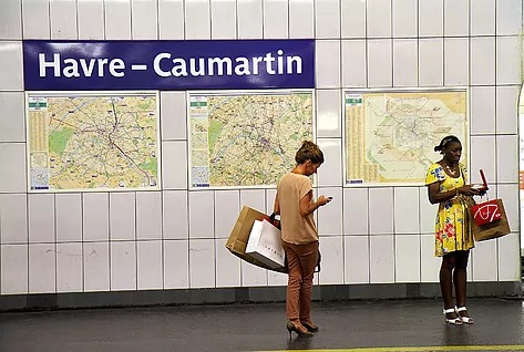 La «camisa del metro», armadura contra el acoso a las mujeres en Francia