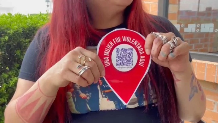 Activista Pega Stickers para Visibilizar Violencia Contra Mujeres