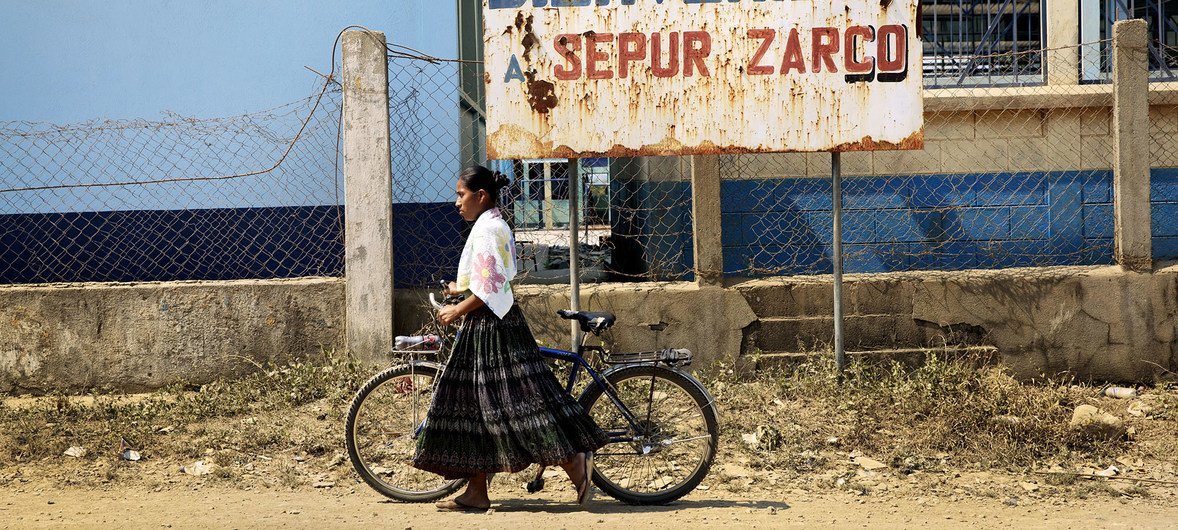 Casi nueve de cada diez hombres y mujeres de todo el mundo mantienen prejuicios contra las mujeres