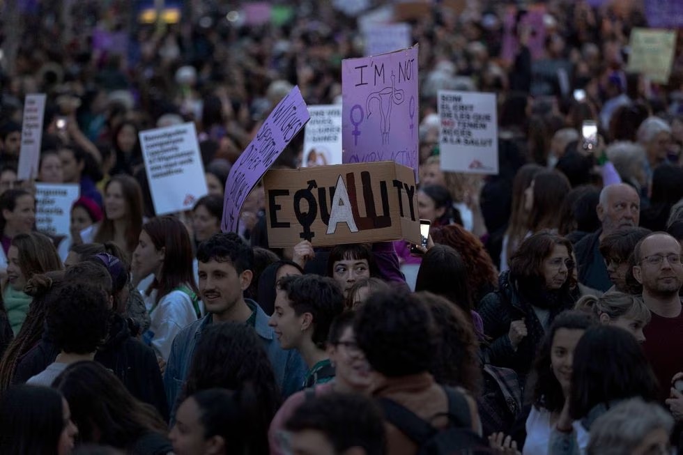 20 brechas entre mujeres y hombres: de los cuidados al trabajo, la masturbación y el nivel de felicidad