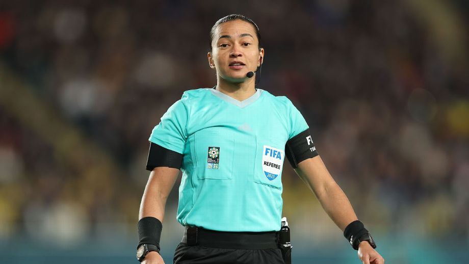 Edina Alves hace historia como la árbitra brasileña con más partidos en el Mundial entre hombres y mujeres