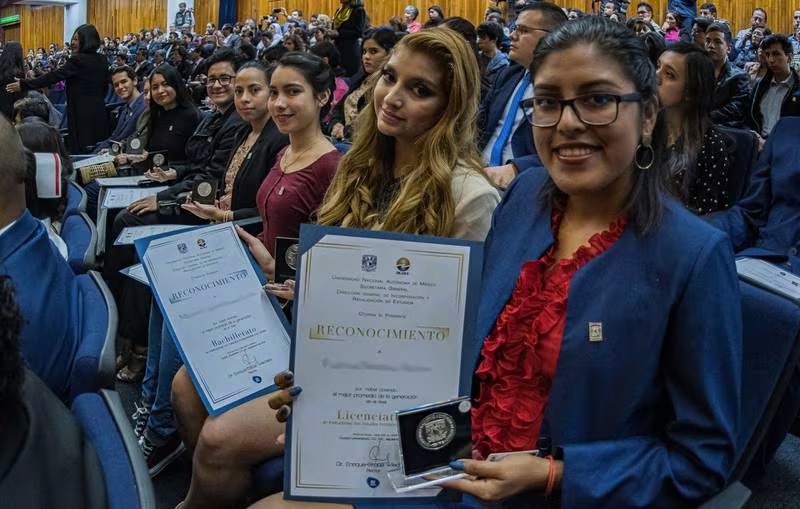 Mujeres universitarias migrantes enfrentan adversidades sin dejar de ser cuidadoras