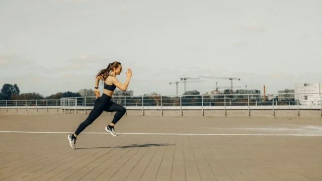 Mujeres tienen mismo beneficio cardiovascular que hombres con la mitad de práctica deportiva