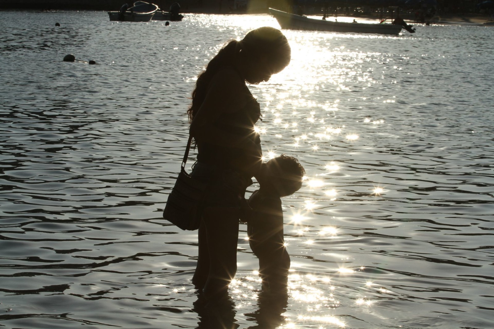 Maternidad, un castigo en el ingreso de las mujeres