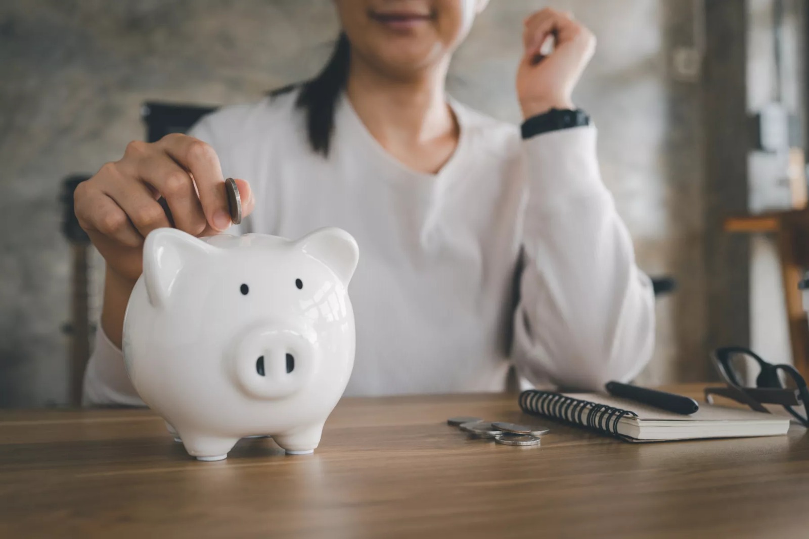 Las mujeres ahorran más, pero invierten menos