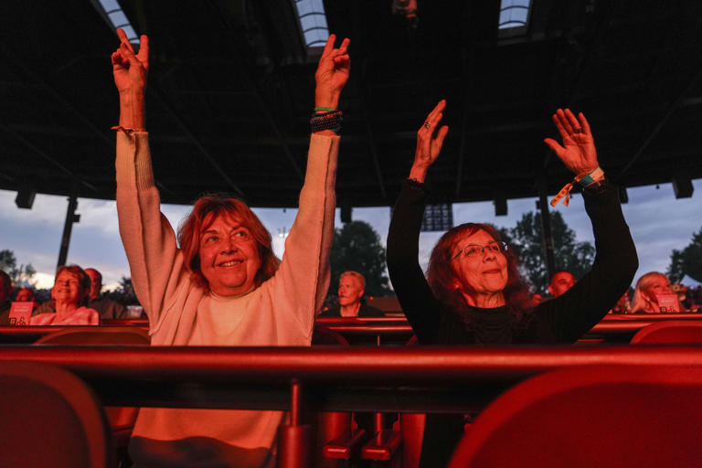 Mujeres regresan a Woodstock después de 55 años para revivir el festival ahora con Wi-Fi