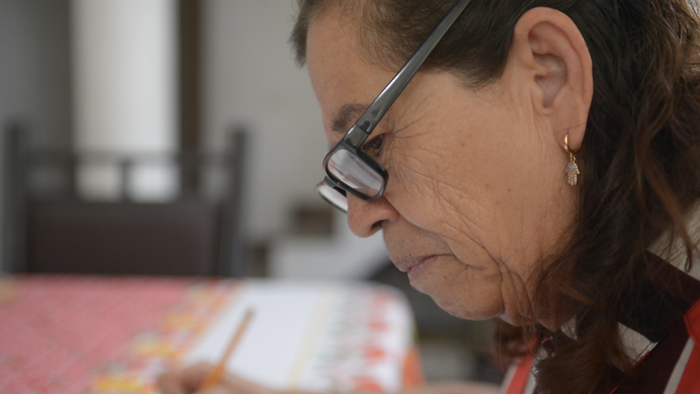 A los 67 años, mujer puma se gradúa de la prepa
