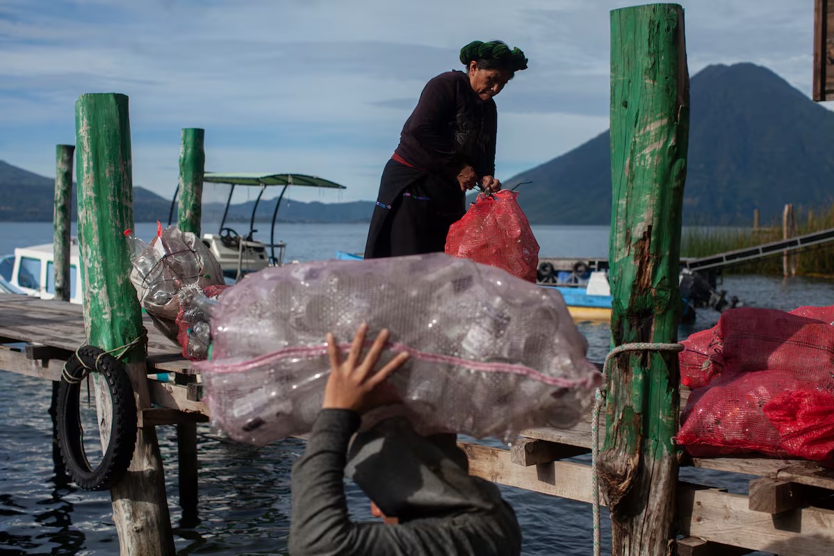 Las recicladoras de Atitlán, las mujeres que evitan que toneladas de basura lleguen al lago sagrado de Guatemala